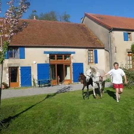 Familial En Ferme Equestre Avec Piscine, Nature Et Confort A - Fr-1-489-466 Souvigny