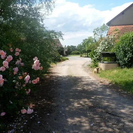Familial En Ferme Equestre Avec Piscine, Nature Et Confort A - Fr-1-489-466 * Souvigny