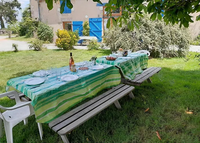 Hébergement de vacances Nature à Avec Piscine Et Wifi - Fr-1-489-466 *